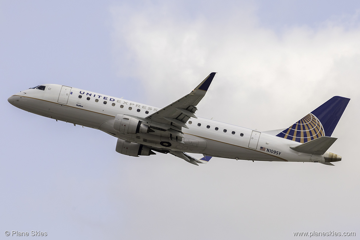 SkyWest Airlines Embraer ERJ-175 N109SY at Los Angeles International Airport (KLAX/LAX)