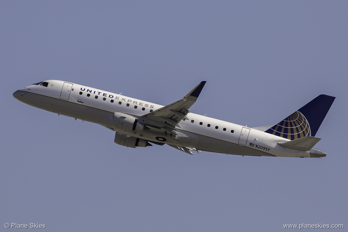 SkyWest Airlines Embraer ERJ-175 N209SY at Los Angeles International Airport (KLAX/LAX)