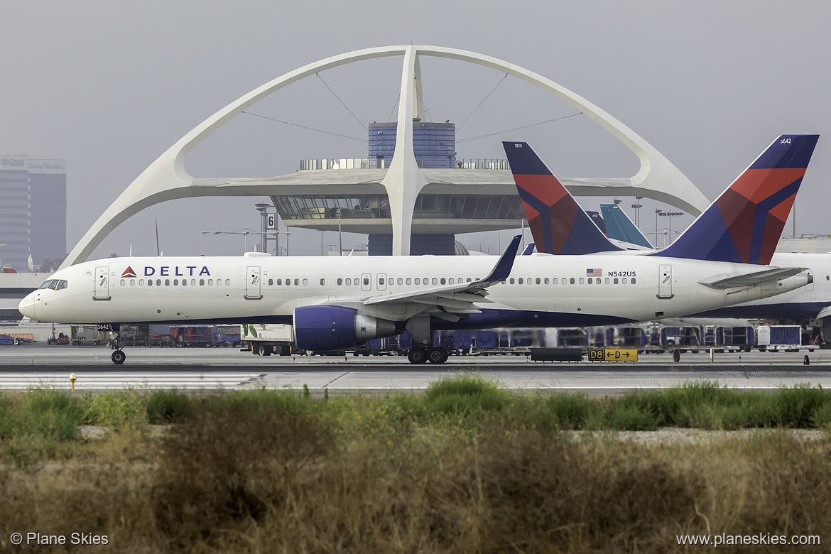 Delta Air Lines Boeing 757-200 N542US at Los Angeles International Airport (KLAX/LAX)