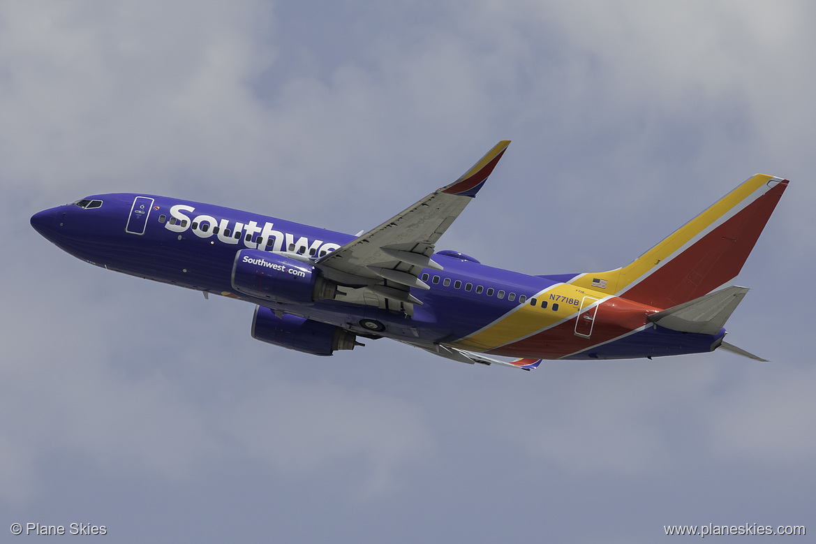 Southwest Airlines Boeing 737-700 N7718B at Los Angeles International Airport (KLAX/LAX)