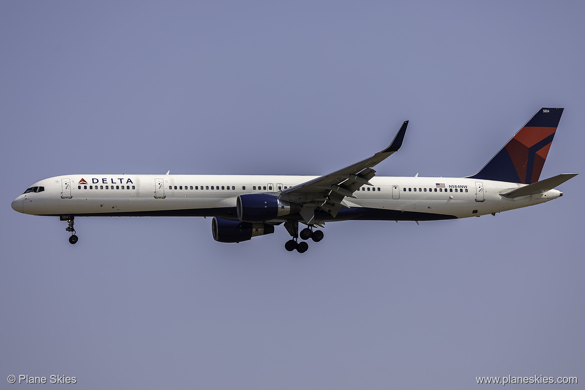 Delta Air Lines Boeing 757-300 N584NW at Los Angeles International Airport (KLAX/LAX)