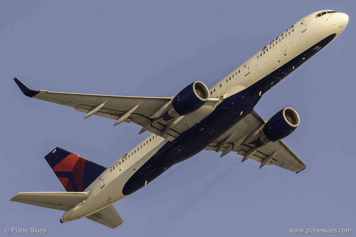 Delta Air Lines Boeing 757-200 N689DL at Los Angeles International Airport (KLAX/LAX)