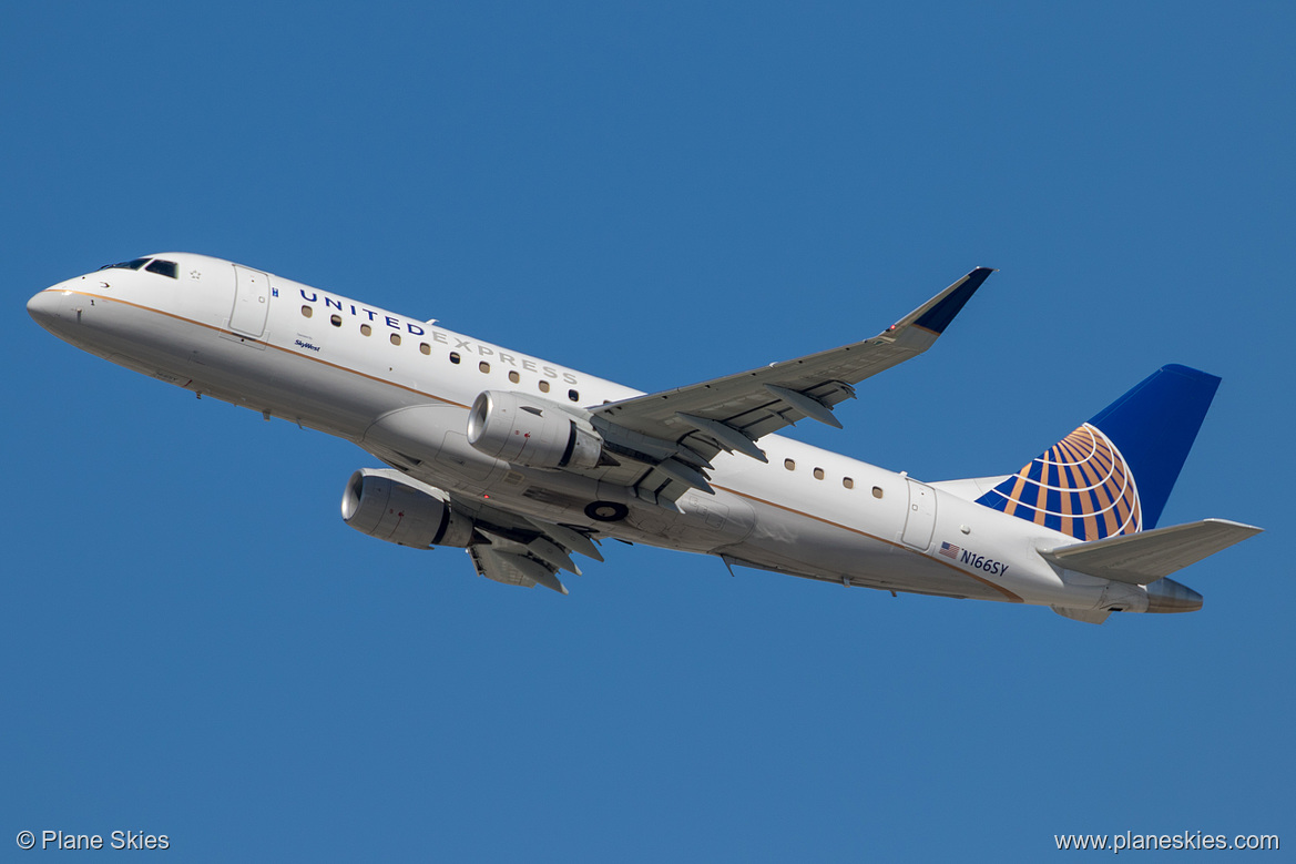 SkyWest Airlines Embraer ERJ-175 N166SY at Los Angeles International Airport (KLAX/LAX)