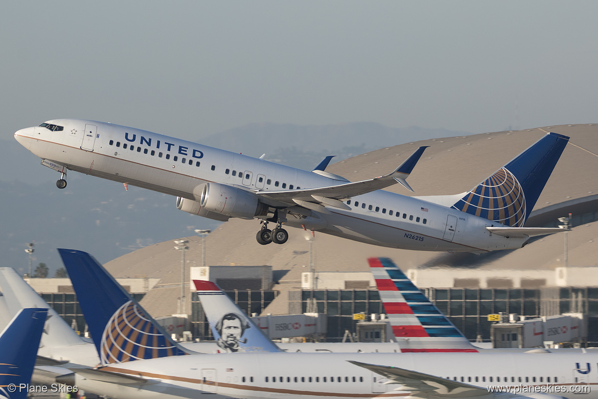 United Airlines Boeing 737-800 N26215 at Los Angeles International Airport (KLAX/LAX)