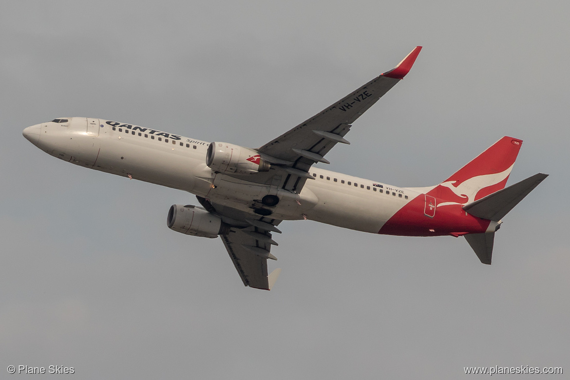 Qantas Boeing 737-800 VH-VZE at Sydney Kingsford Smith International Airport (YSSY/SYD)